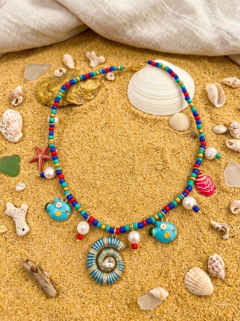 Collar de mostacilla con perlas y dijes variados