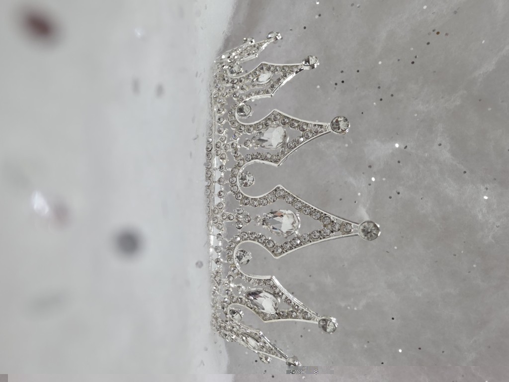 Corona base plateada con cristal gota transparente