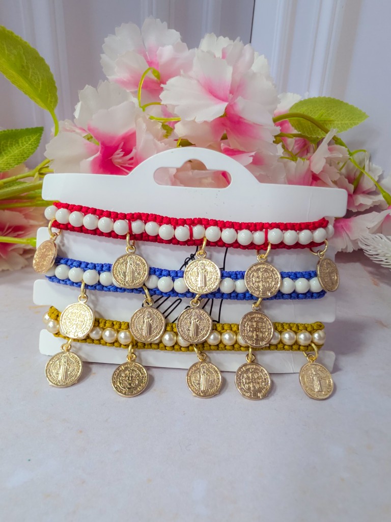 Set de pulseras tejidas con medallas de San Benito