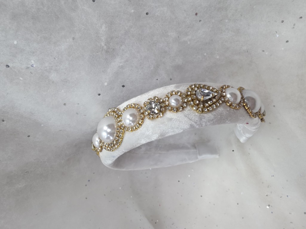 Diadema terciopelo blanco aploques en perla y cristal