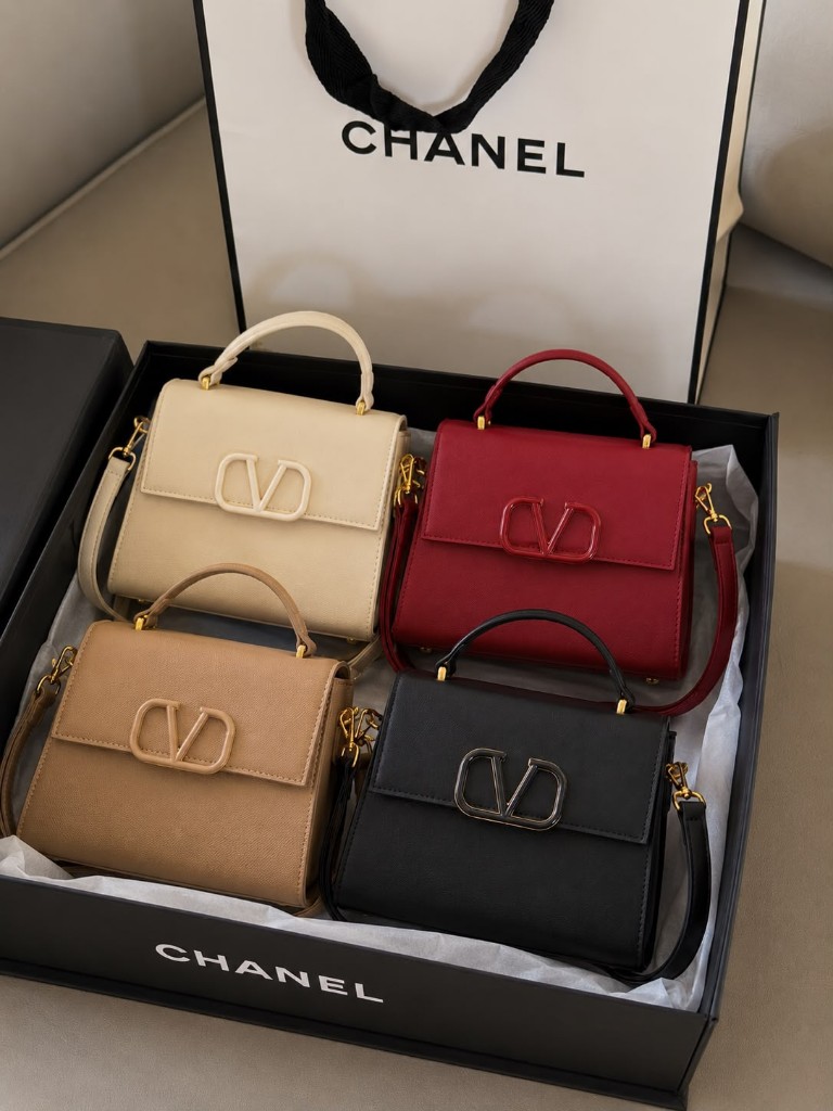 Hermosos bolsos valentino🖤♥️
