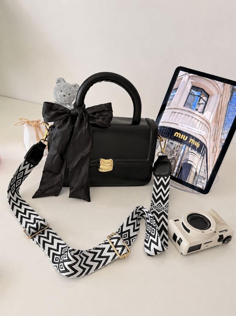 Bolso negro con correa zigzag y con pañoleta🖤✨️