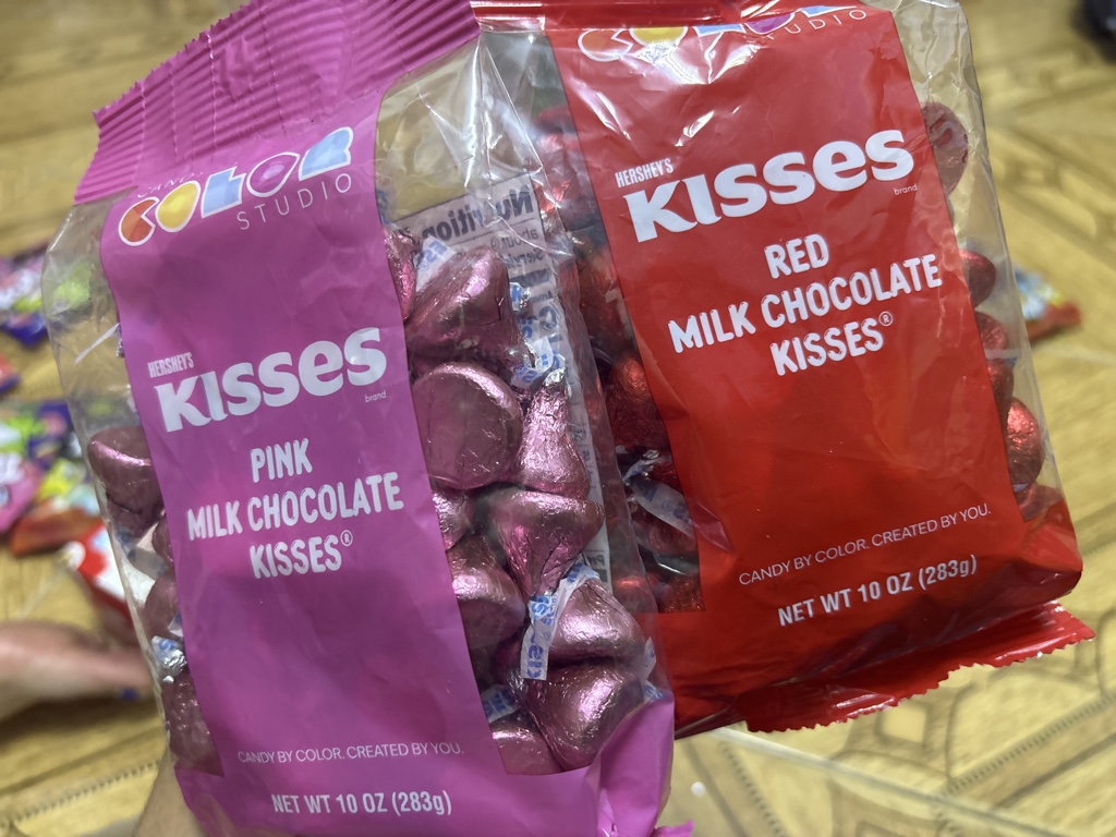 Hershey's Kisses rosados y rojos