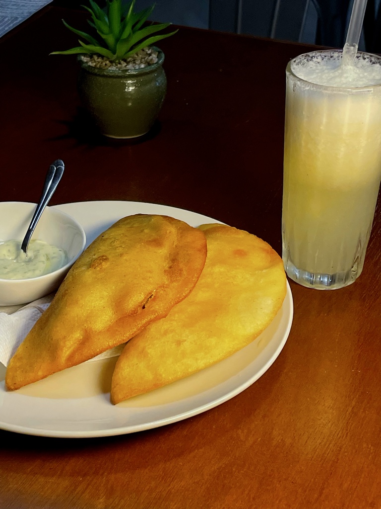 EMPANADA DE CARAOTA CON QUESO