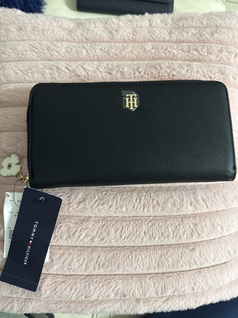 Tommy Hilfiger cartera negra con cierre llavero or
