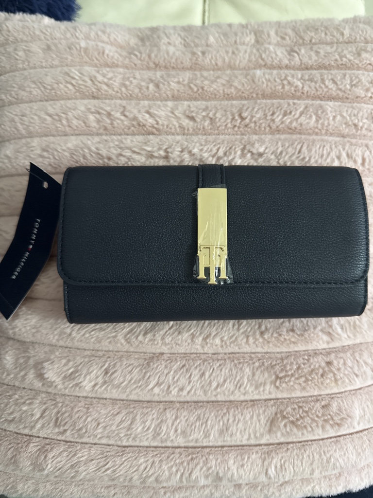 Tommy Hilfiger cartera negra
