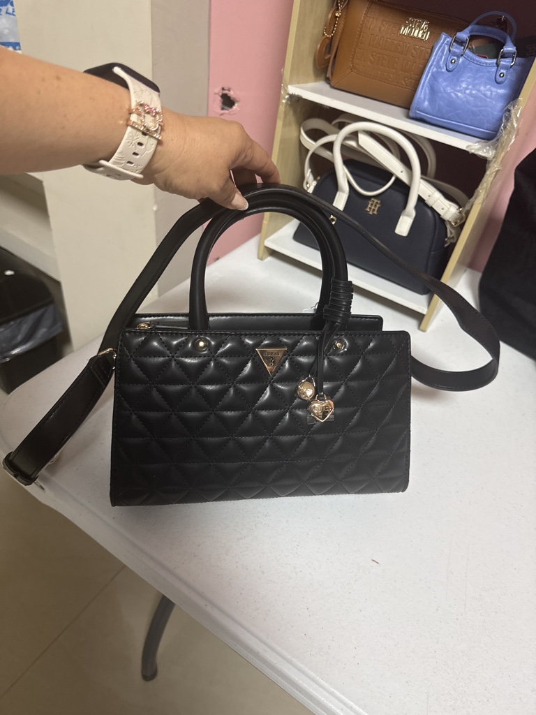 Guess bolsa negra acolchada mediana