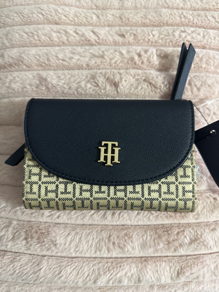 Tommy Hilfiger cartera negra y beige