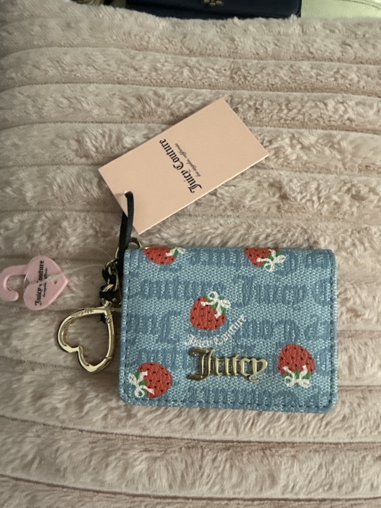 Juicy Couture cartera azul con fresas