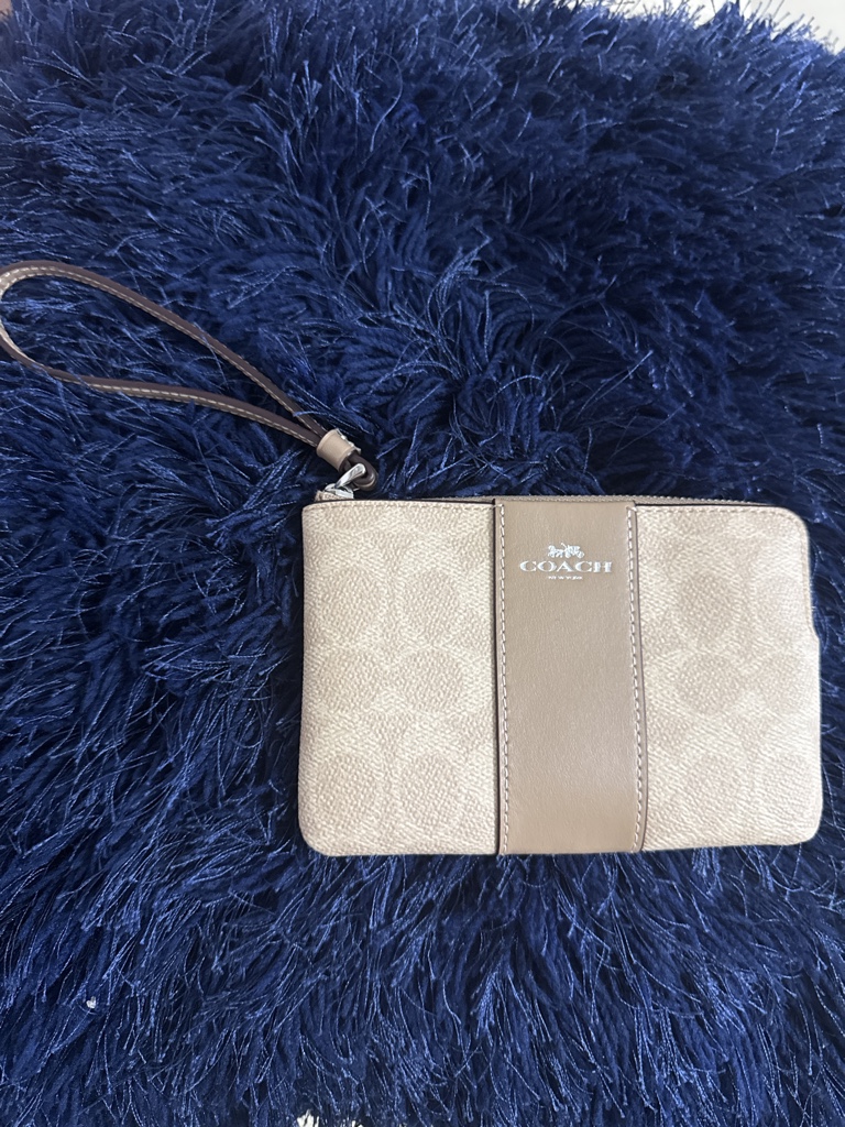 Coach beige cartera muñequera