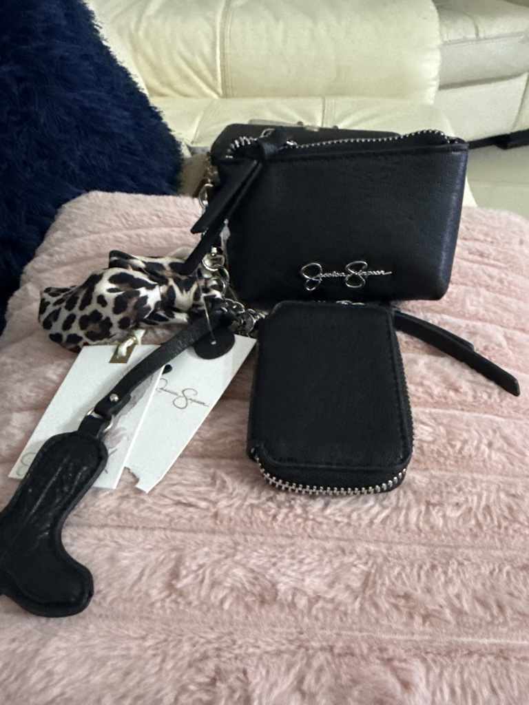 Jessica Simpson negra cartera