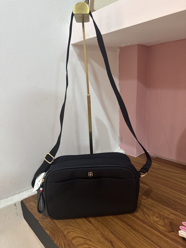 Tommy Hilfiger bolsa negra lona Mediana