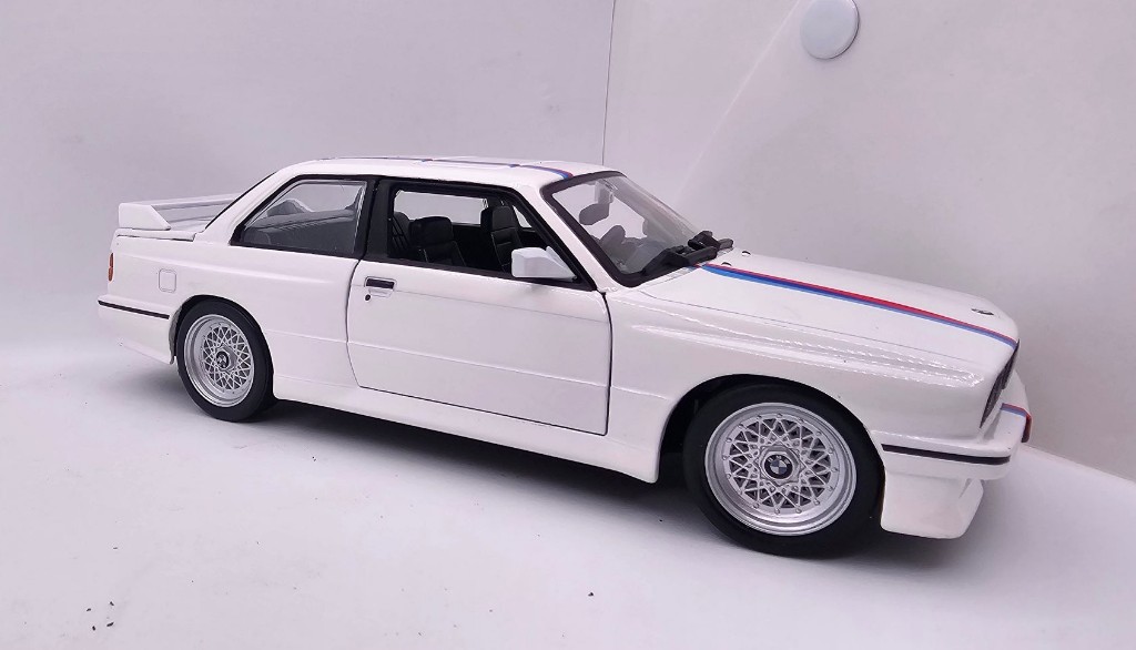 Bburago Miniatura BMW M3 E30 1988 1:24 Blanco Metal Die Cast