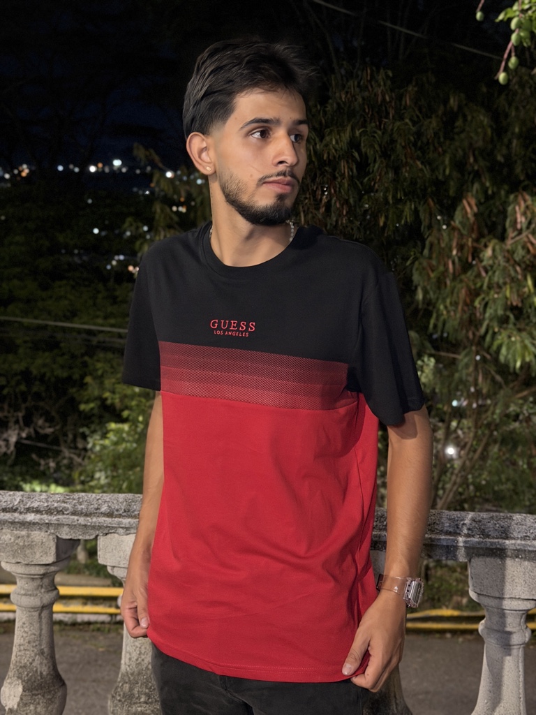 Camisa Guess con degradado rojo y negro