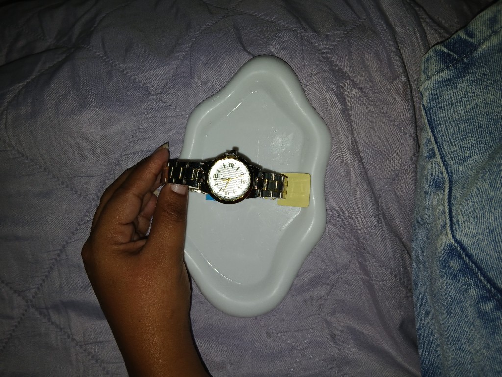 Reloj dorado analogico