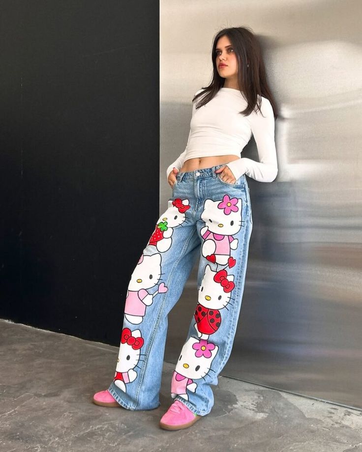 Jeans denim ancho con estampado Hello Kitty