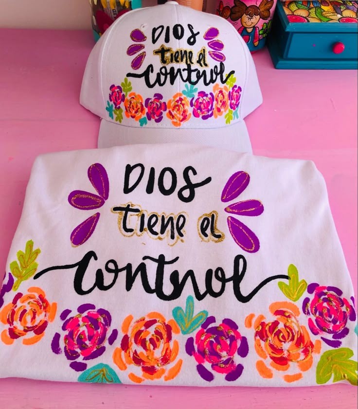 Prenda blanca estampada 'Dios tiene el control'