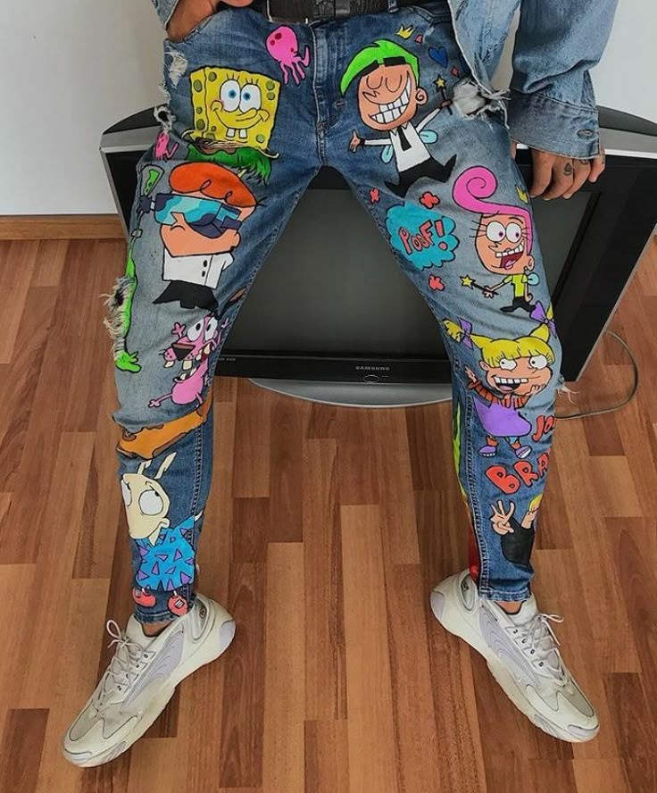 Jeans azul con estampado de caricaturas