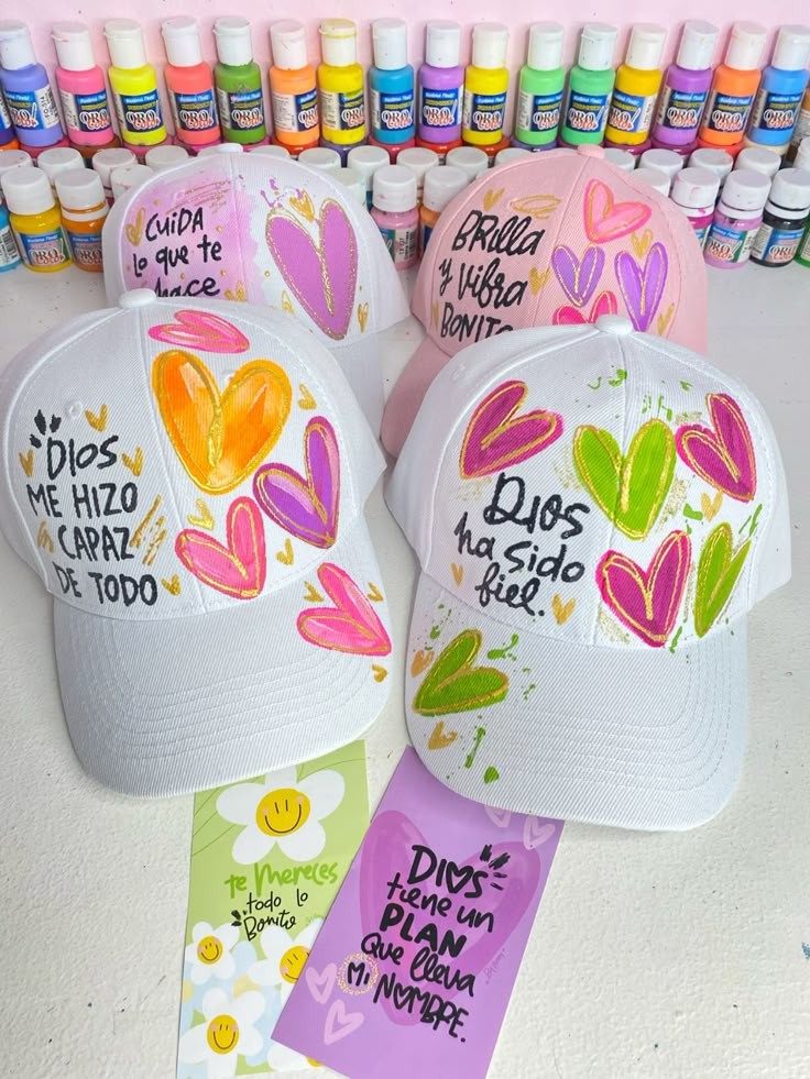 Gorra blanca bordada 'Dios tiene el control'