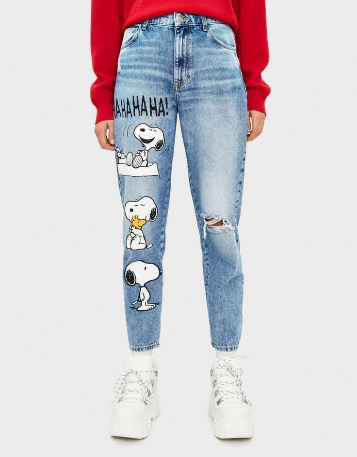 Jeans de mezclilla azul con estampado Snoopy