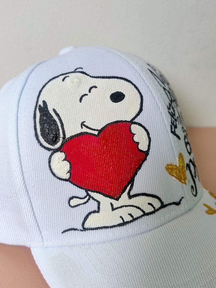 Gorra blanca Snoopy con corazón rojo