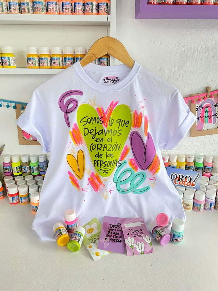 Camiseta blanca estampada con frase y corazones