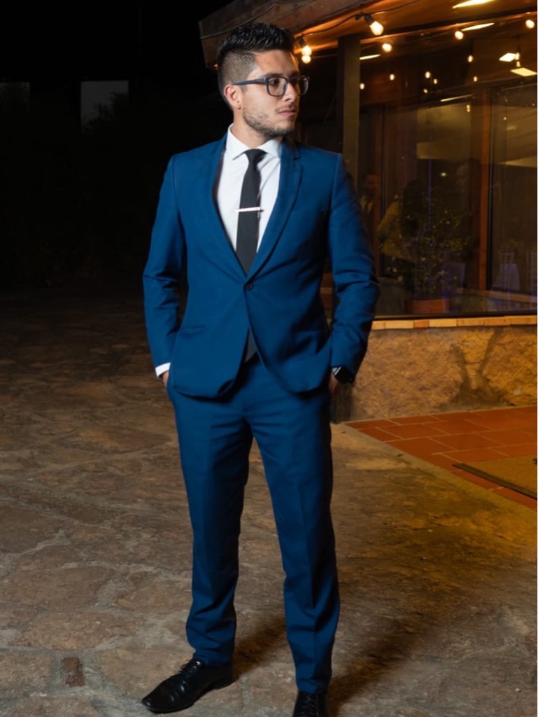 Traje azul marino elegante