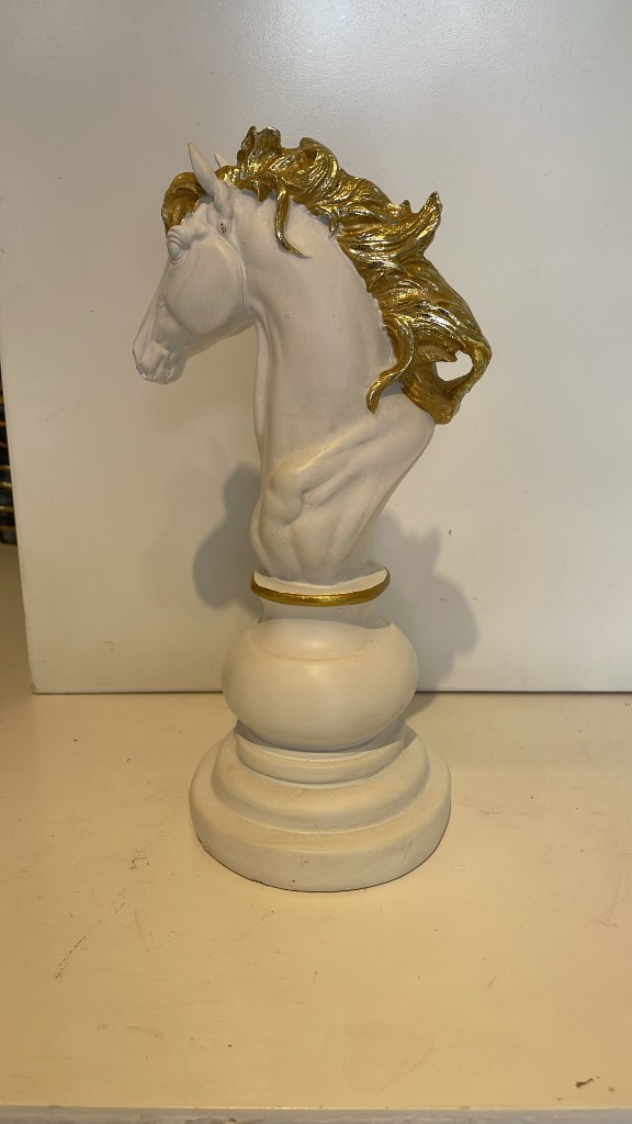 Caballo decorativo blanco y dorado