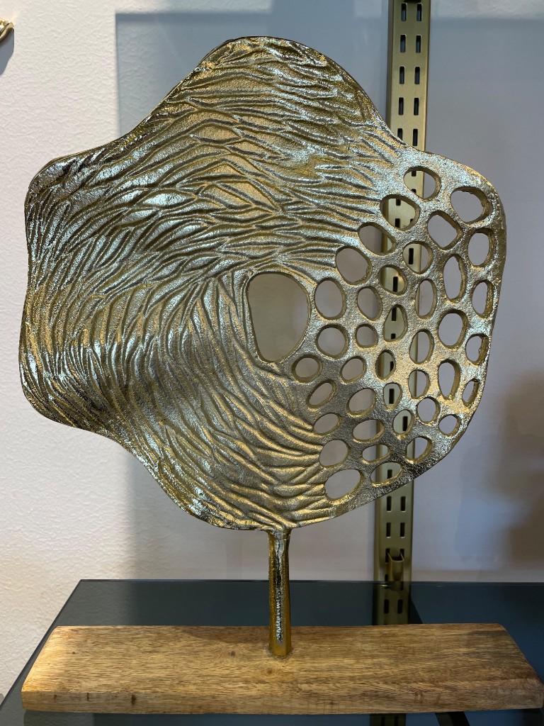 Escultura latón dorada