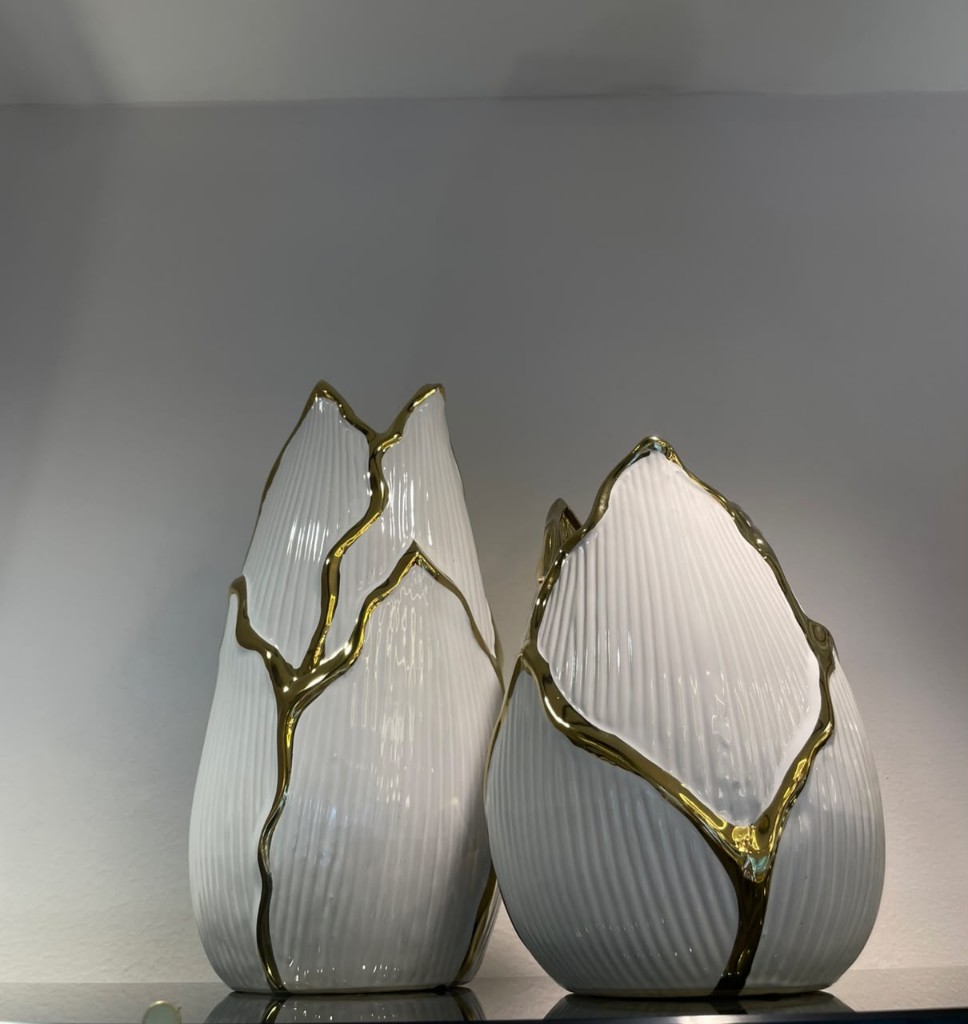 Jarrón blanco con dorado rayas mediano
