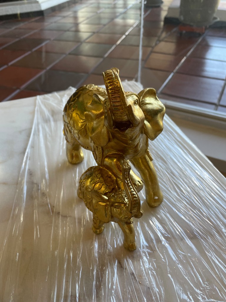 Escultura elefante dorado mamá e hijo