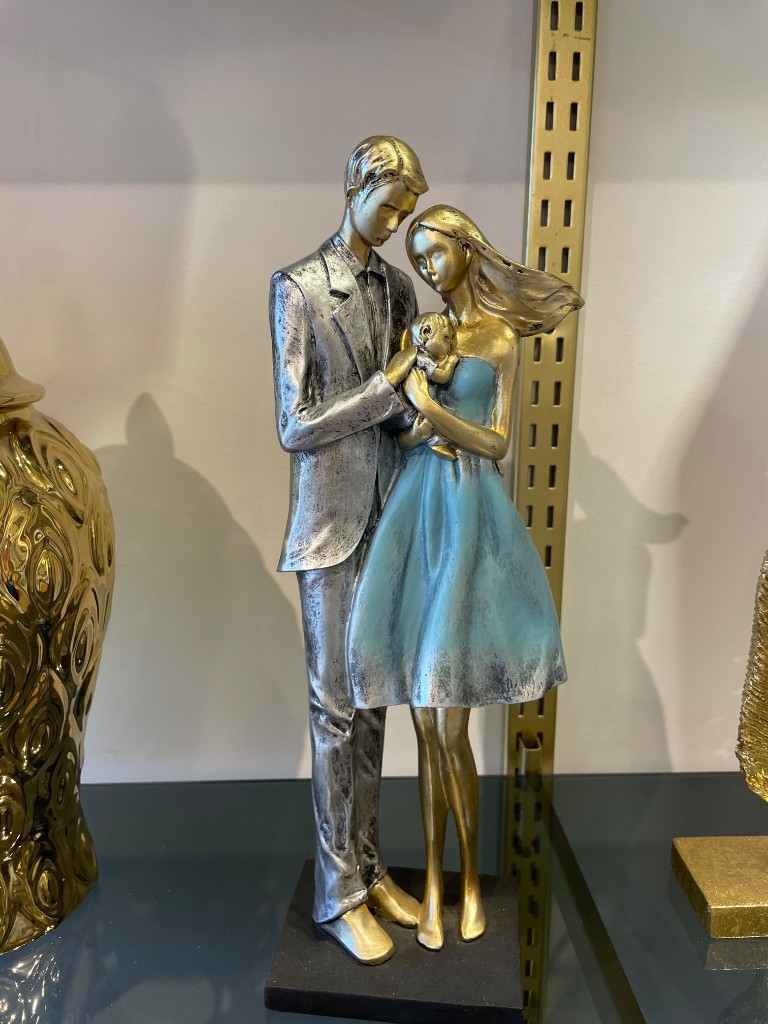 Escultura mamá, papá e hijo