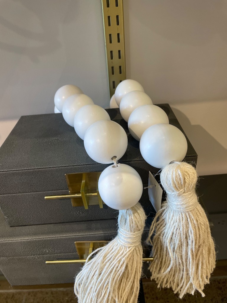 Lazo de bolas blancas
