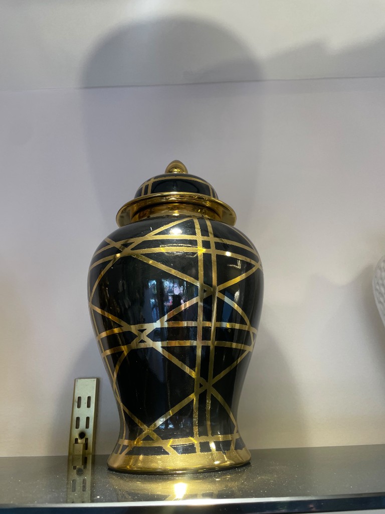 Anfora negro y dorado