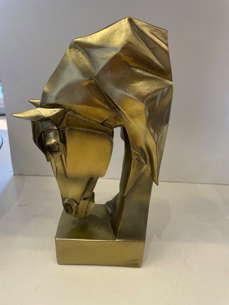 Escultura caballo cabeza abajo