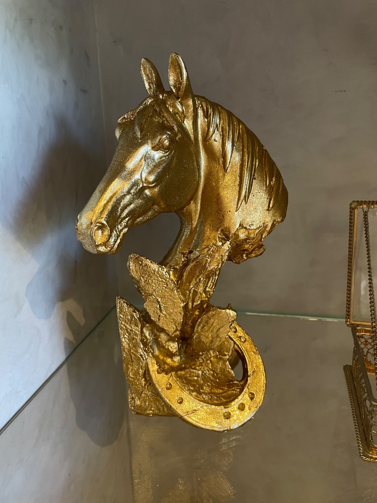 Escultura dorada herradura