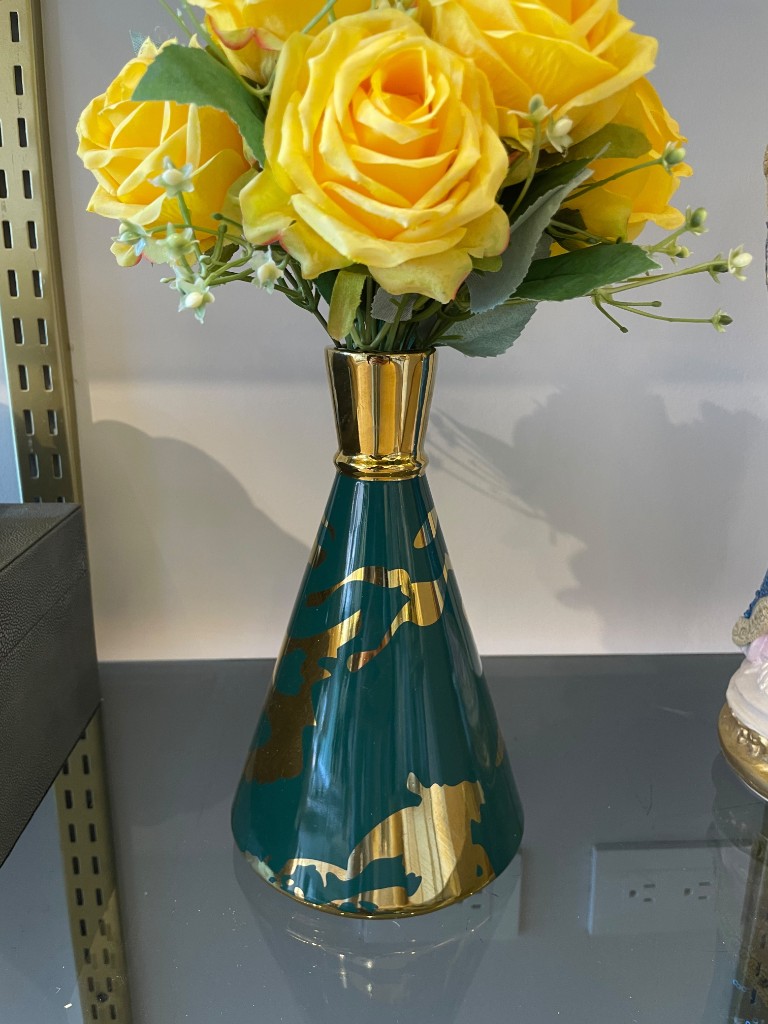 Florero verde con dorado