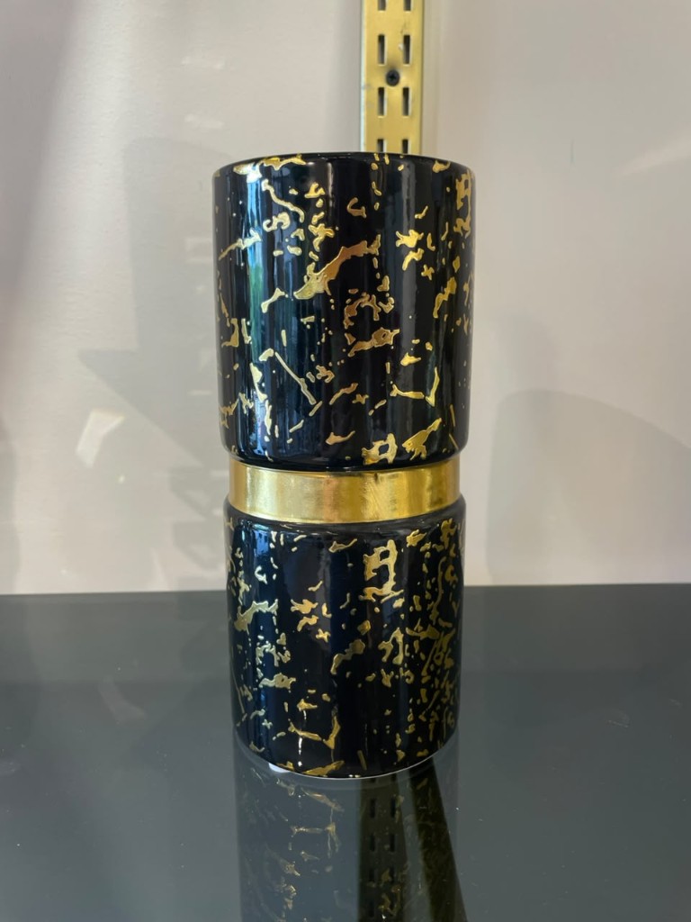 Florero negro con dorado