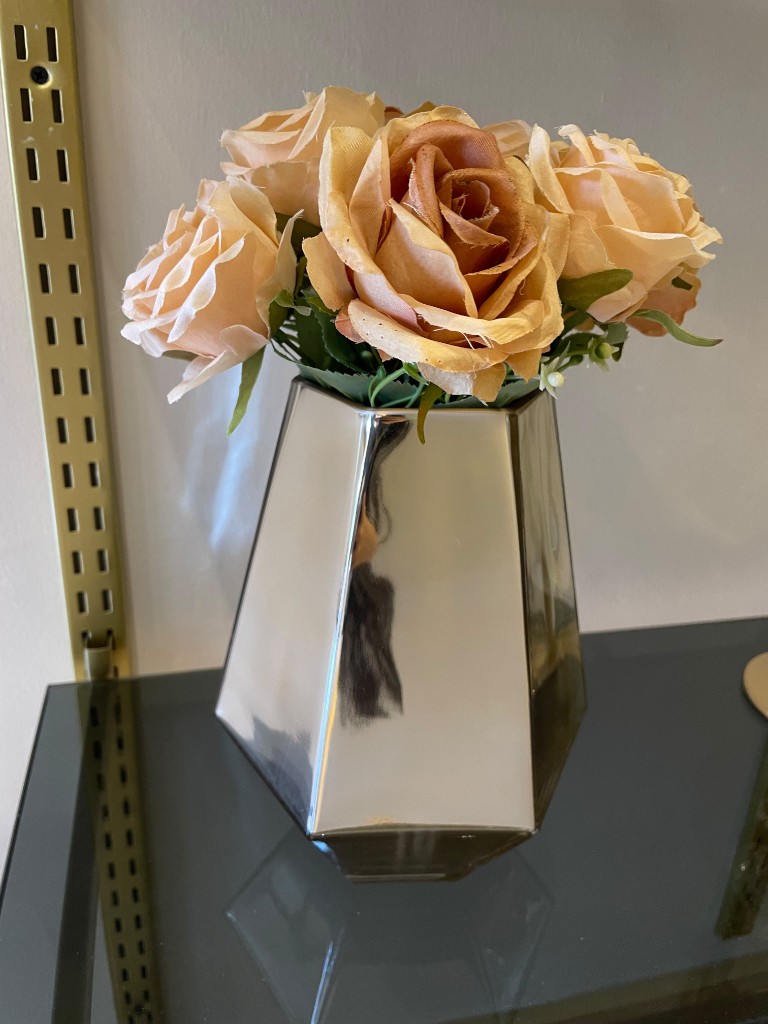 Florero plateado figura
