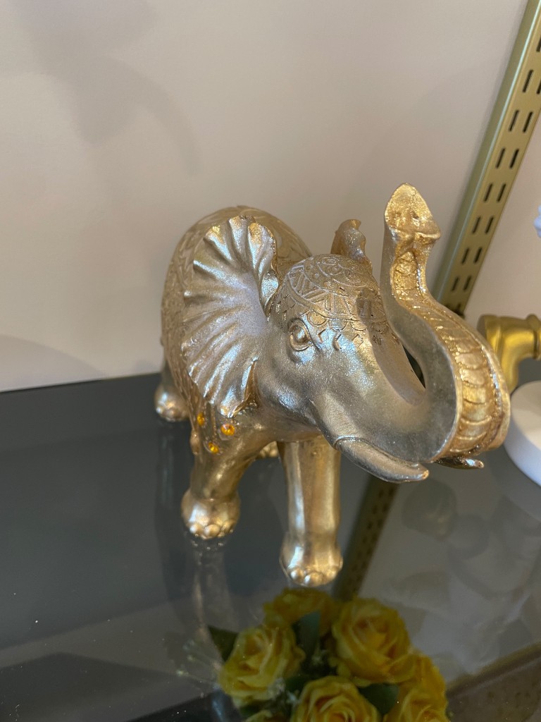 Elefante dorado grande