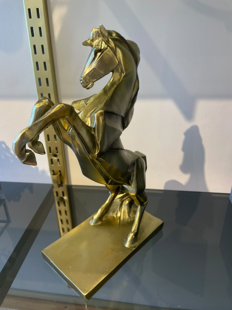 Escultura caballo levantado