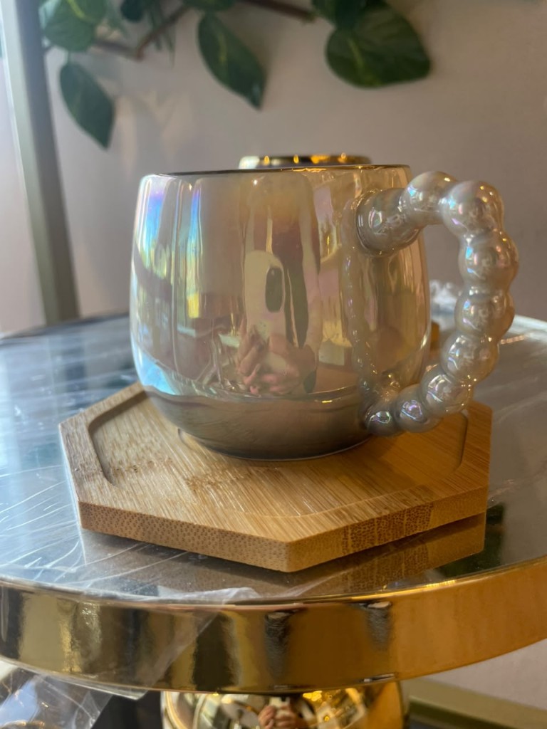 taza rosada con blanco