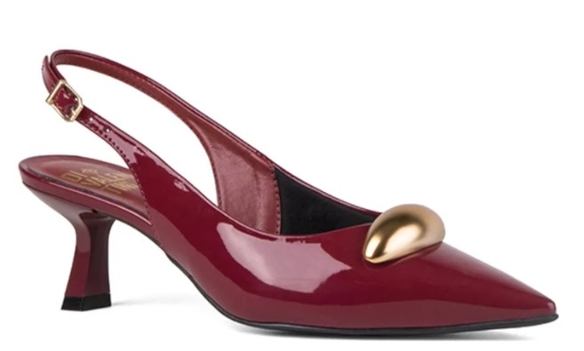 Tacones borgoña con adorno dorado