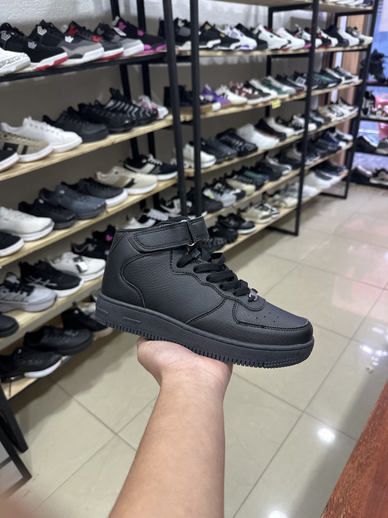 ZAP AF1 NEGRAS BOT CHIC