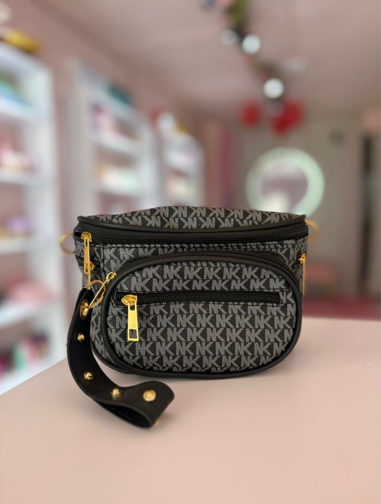 Bolso tipo canguro negro estampado