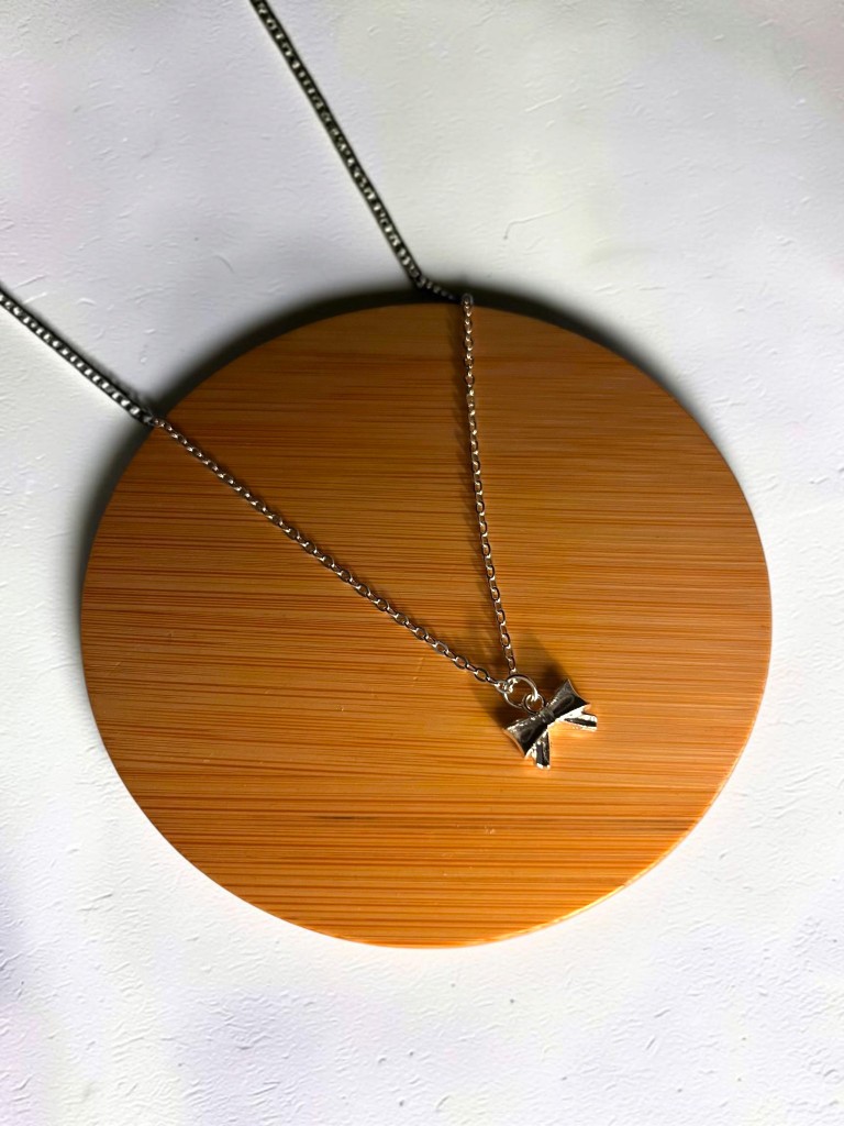 Collar plateado moño