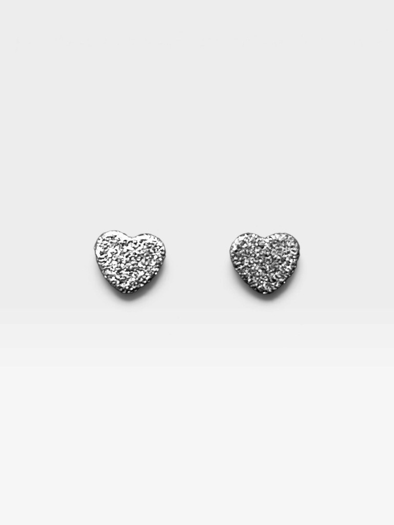 Aretes corazones plateados