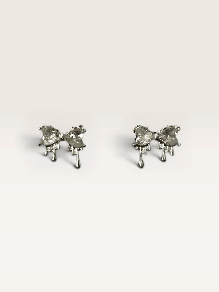 Aretes plateados de moño