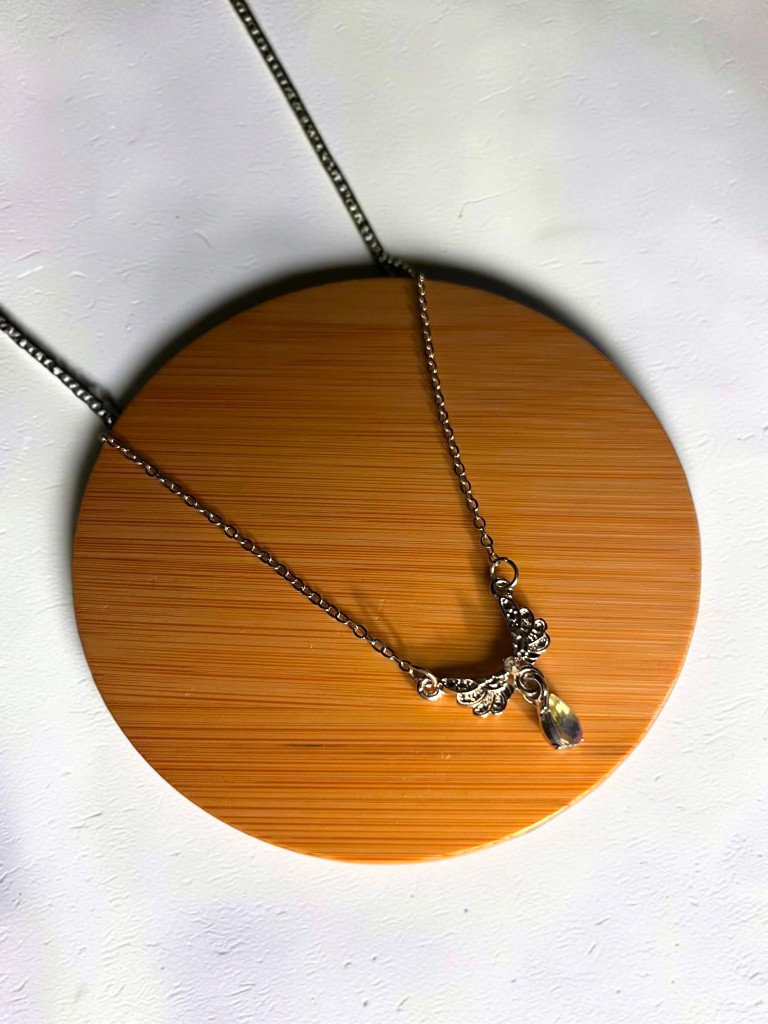 Collar plateado con dije de alas