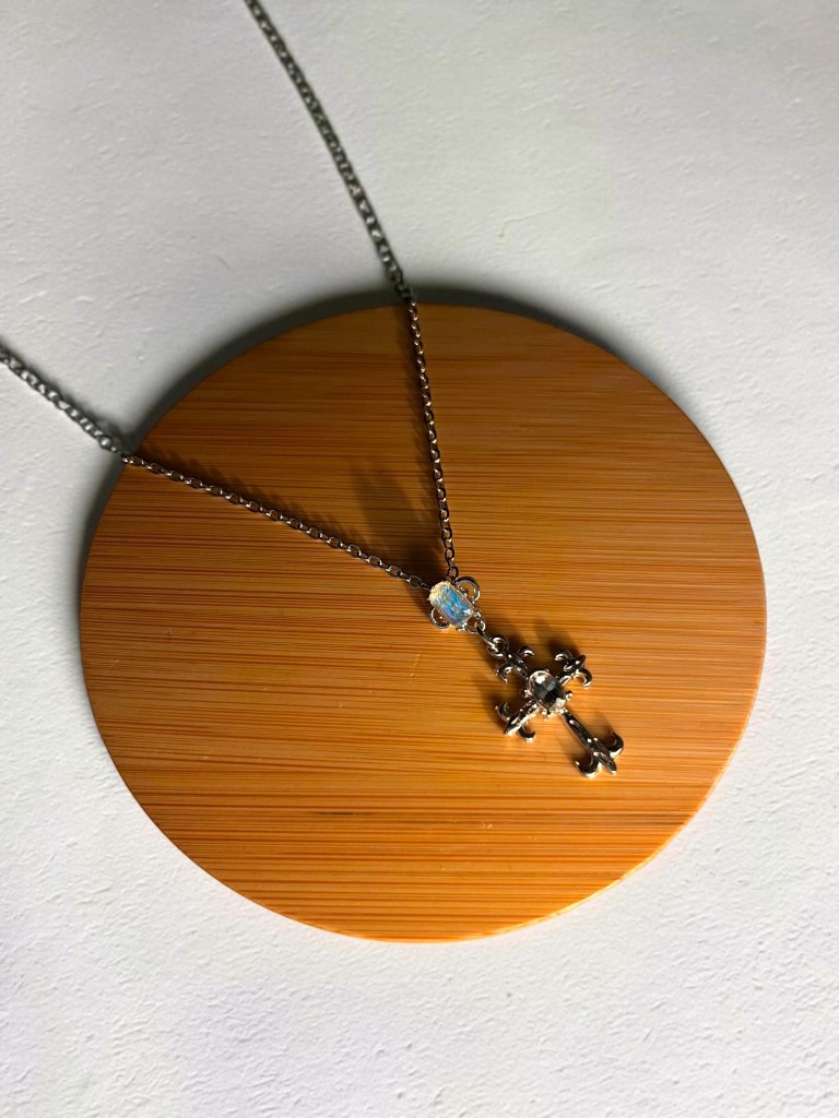 Collar plateado cruz